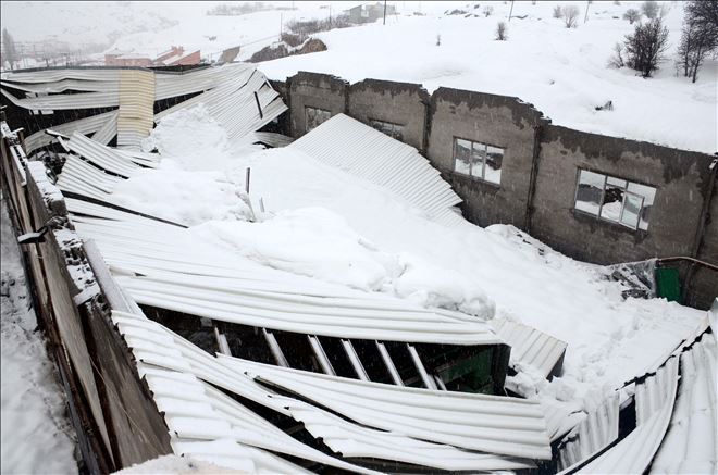 Ağrı´da çatıdan düşen kar otomobillere zarar verdi