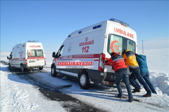 Ağrı´da kara saplanan ambulans 4 saatte kurtarıldı