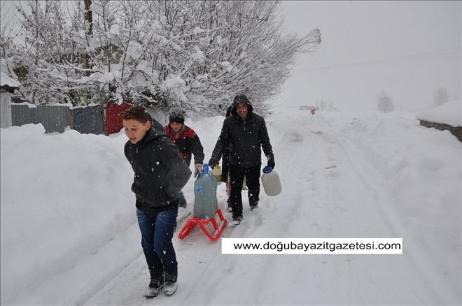 Köylüler, su sıkıntısını kar eriterek gideriyor