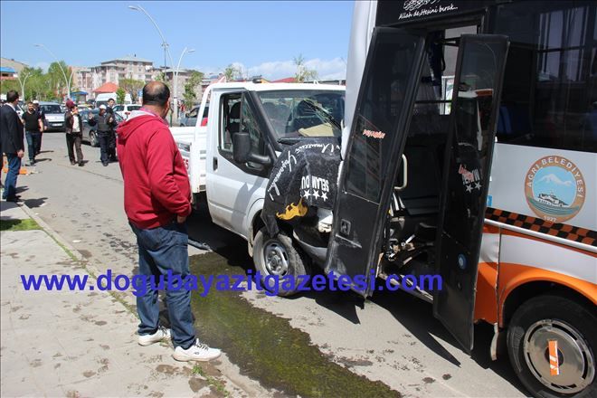 Ağrı´da kamyonetle halk otobüsü çarpıştı: 11 yaralı
