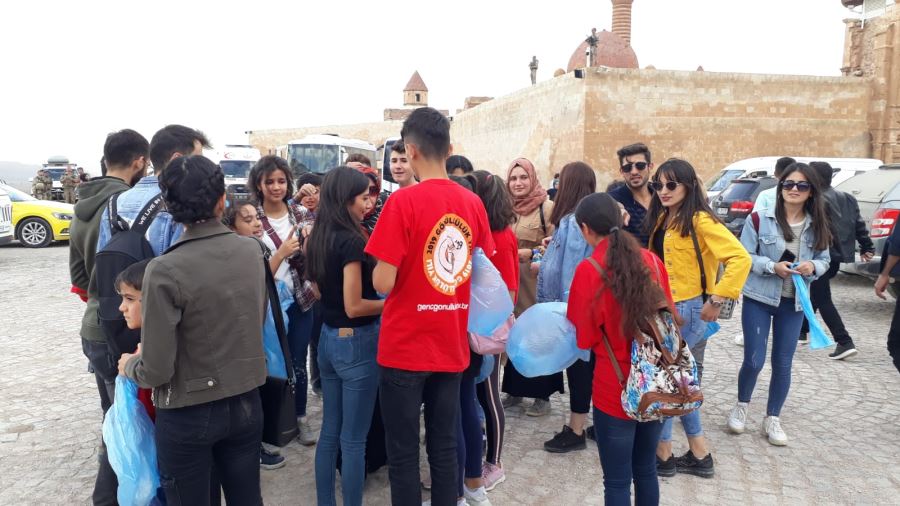Gönüllü gençler İshak Paşa Sarayı çevresindeki çöpleri topladı