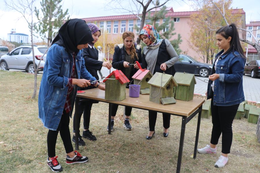 Ağrı’daki Üniversite öğrencileri, yaptıkları yuvalarla kuşları soğuktan koruyor