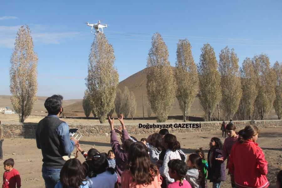 Köy çocuklarının ilk kez gördükleri drone karşısındaki sevinci gülümsetti