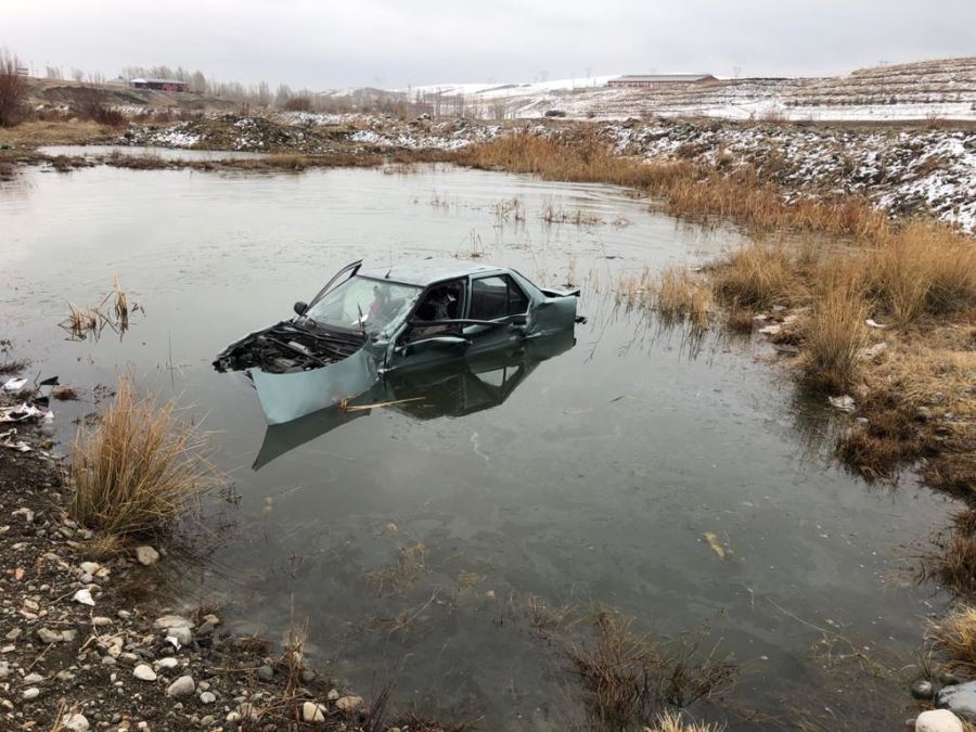 Tırla çarpışan otomobil su birikintisine düştü: 2 yaralı