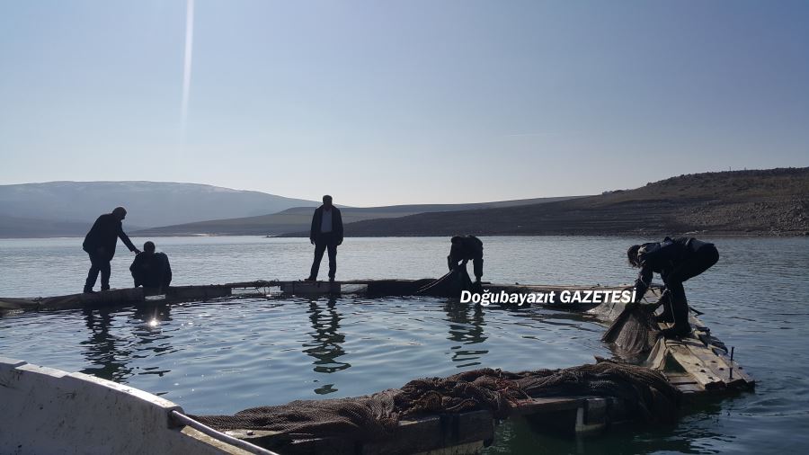 Baraj gölü balıkçıların geçim kaynağı oldu