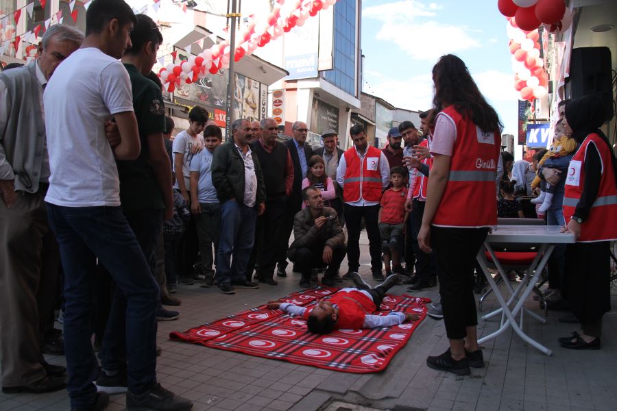 Ağrı’da Türk Kızılay gönüllülerinden vatandaşlara eğitim