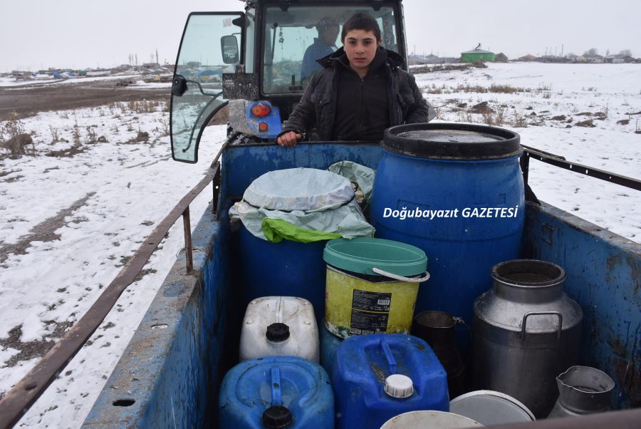 Çetin kışta traktörle su taşıyarak hayvanlarının ihtiyacını karşılıyorlar