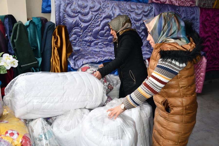 Doğubayazıt’lı kız kardeşler Elazığ’daki depremzedeler için yorgan dikti