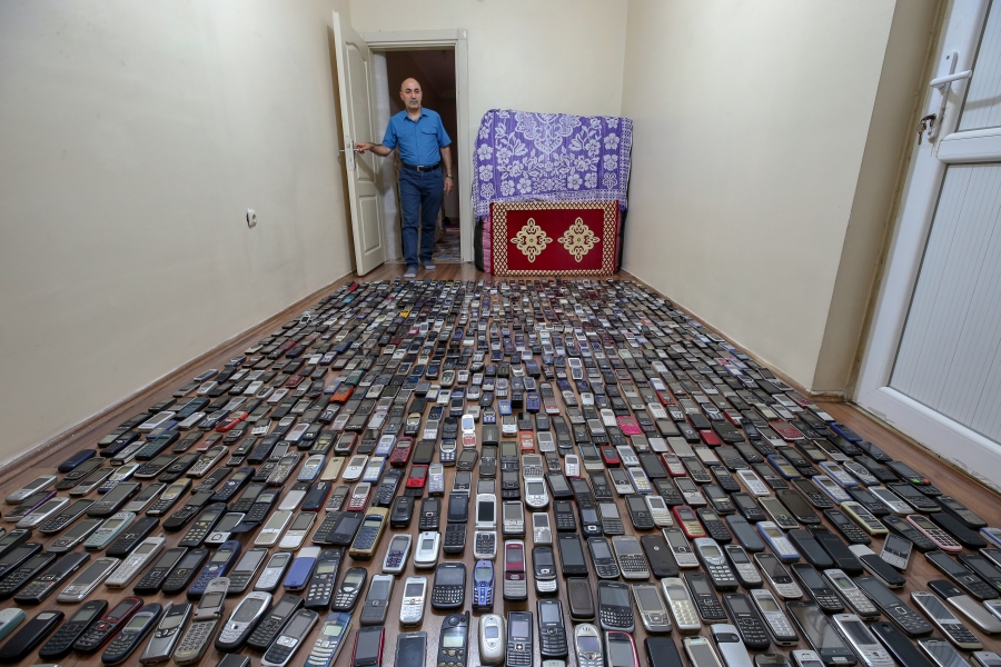 20 yılda biriktirdiği bin cep telefonuna gözü gibi bakıyor