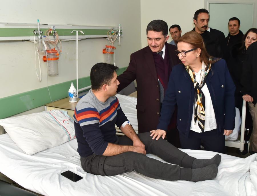 Bakan Pekcan, Doğubayazıt’takiroketli saldırıda yaralanan gümrük personelini ziyaret etti.
