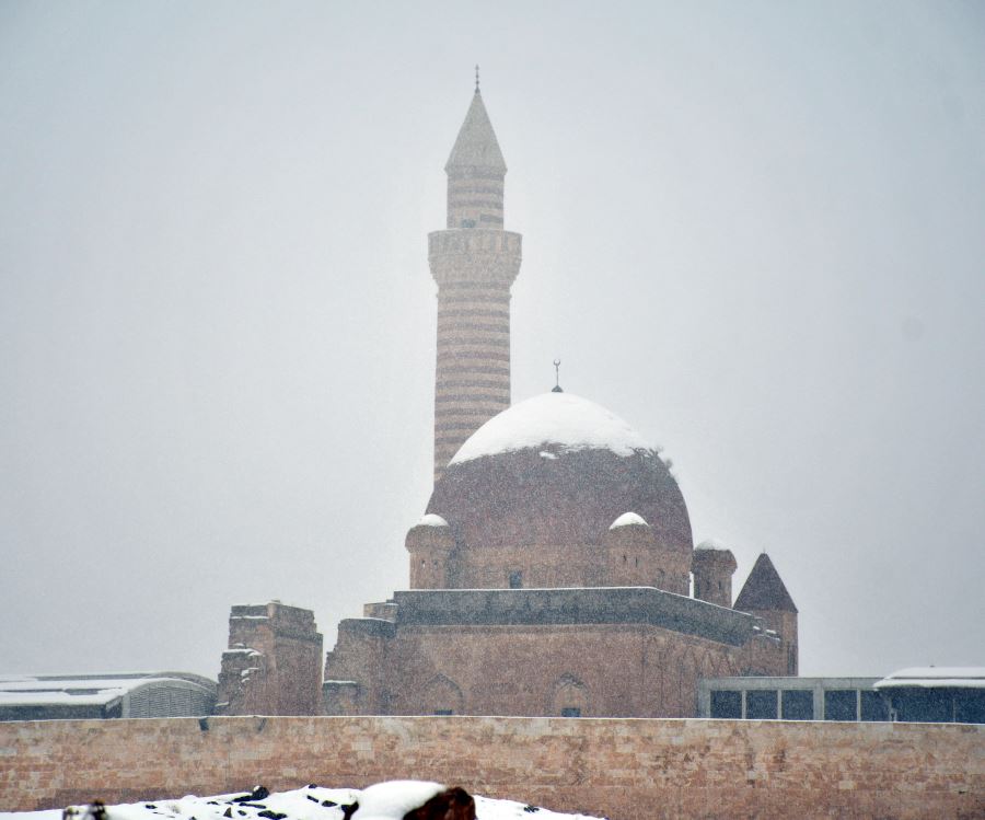 Tarihi İshak Paşa Sarayı nisanda beyaza büründü