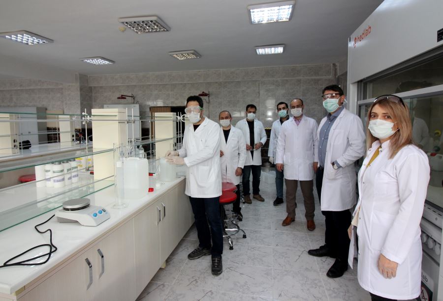 Ağrı Devlet Hastanesinin bir aylık dezenfektan ihtiyacını akademisyenler üretti