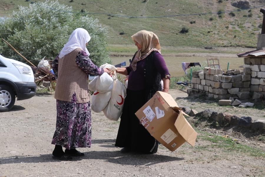 Türk Kızılay köy çocuklarını 