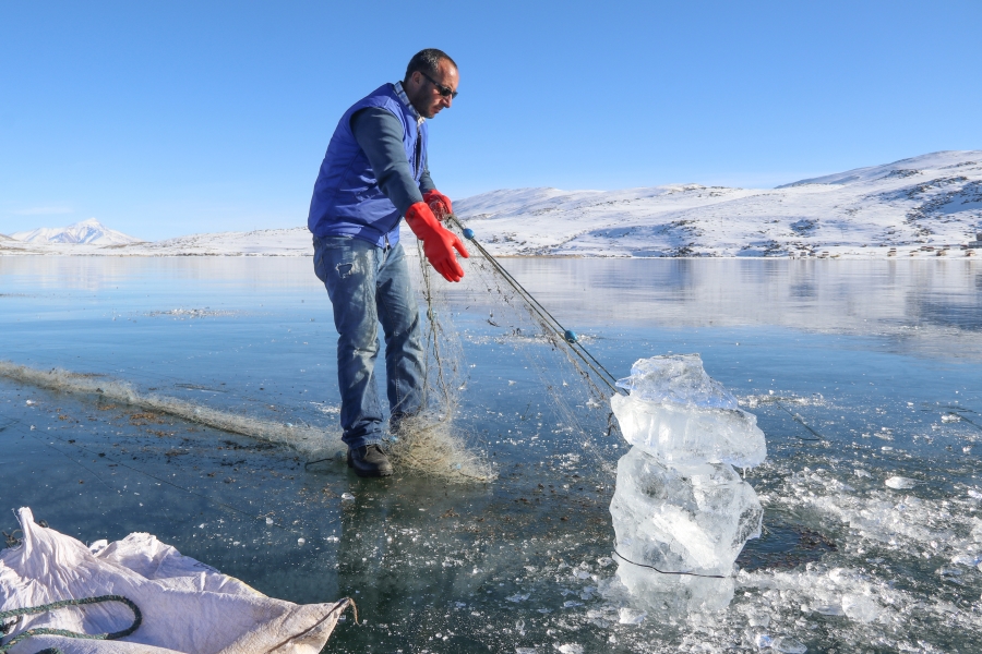 Yüzeyi buz tutan Balık Gölü ziyaretçilerini cezbediyor
