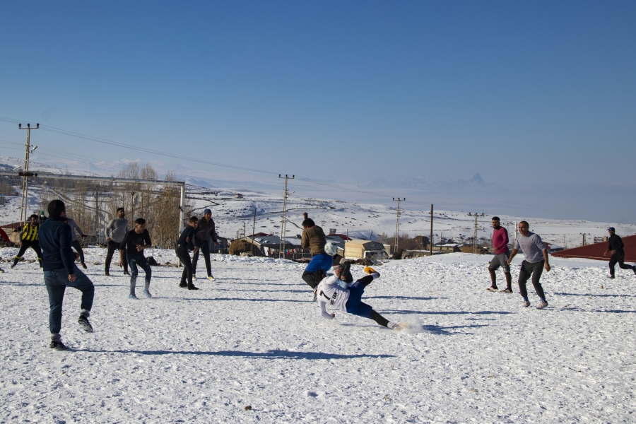 Dağ köylerindeki gençlerin futbol aşkına kar engel olmuyor