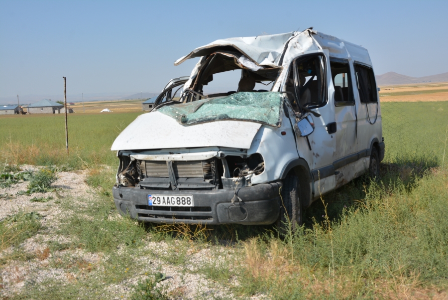 Patnos’ta minibüs devrildi: 3 ölü, 14 yaralı