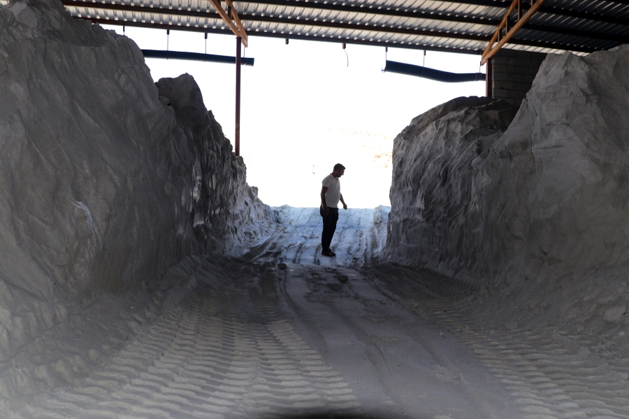 Tuz madenleri çetin kışta buzlanmaya karşı şimdiden yoğun üretimde
