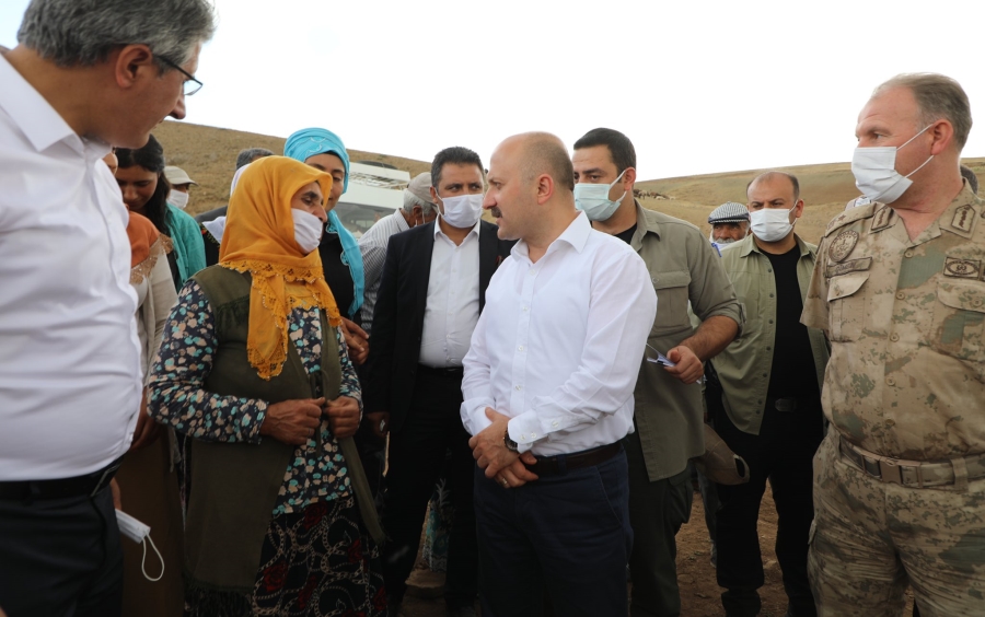 Ağrı Valisi Varol, devlet desteğiyle koyun sahibi olan çiftçileri yaylada ziyaret etti: