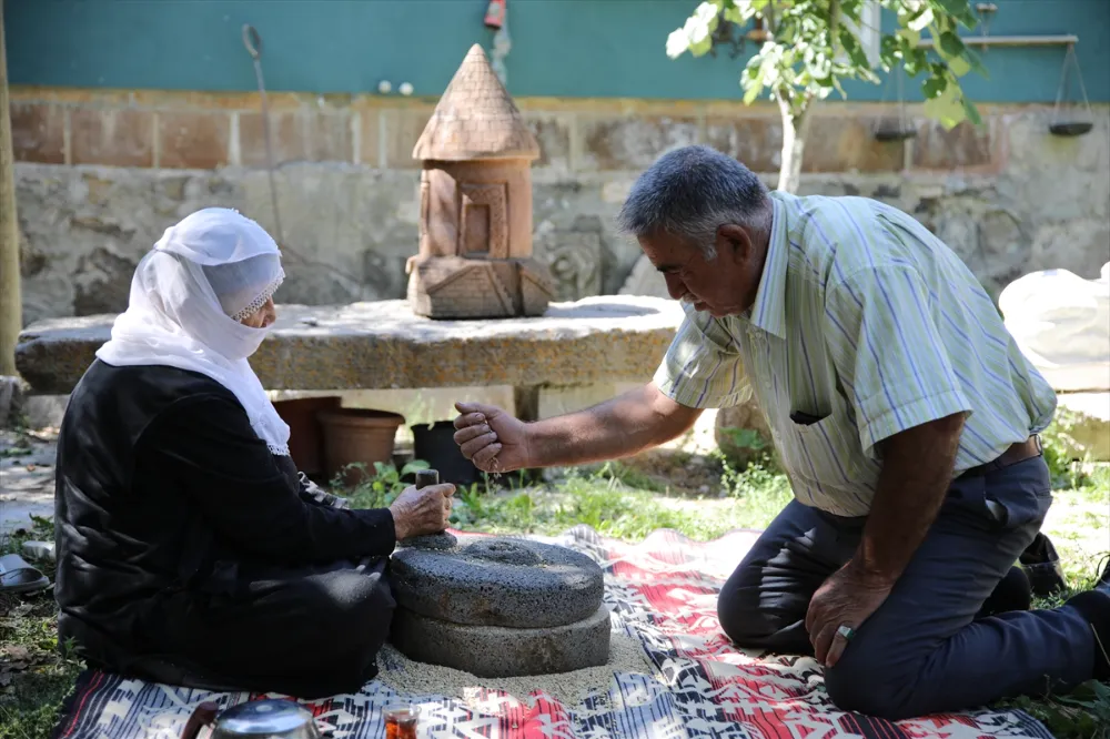 YAPTIĞI TARİHİ ESERLERİN MİNYATÜRLERİYLE BAHÇESİNİ 