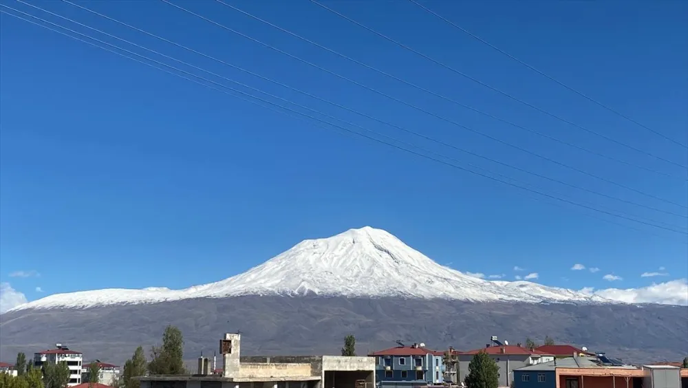 DOĞUBAYAZIT’TA BULUNAN AĞRI DAĞI KARLA KAPLANDI