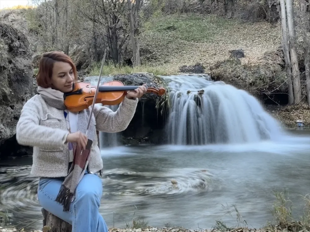 DOĞUBAYAZIT’TA 45 KM. UZAKLIKTAKİ MURADİYE ŞELALESİ SONBAHAR RENKLERİYLE ZİYARETÇİLERİNİ AĞIRLIYOR