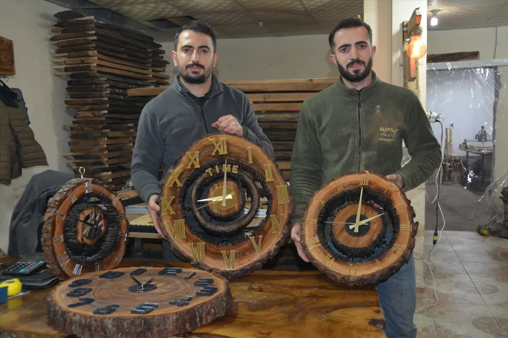 KARDEŞLER, CEVİZ AĞACINI SANAT ESERİNE DÖNÜŞTÜRÜYOR