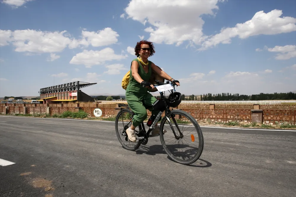 TEMİZ ÇEVRE VE SAĞLIKLI YAŞAMI ÖZENDİRMEK İÇİN PEDAL ÇEVİRİYOR