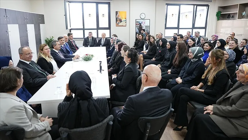 Öğretmen, öğrenci ve veliler 24 Kasım