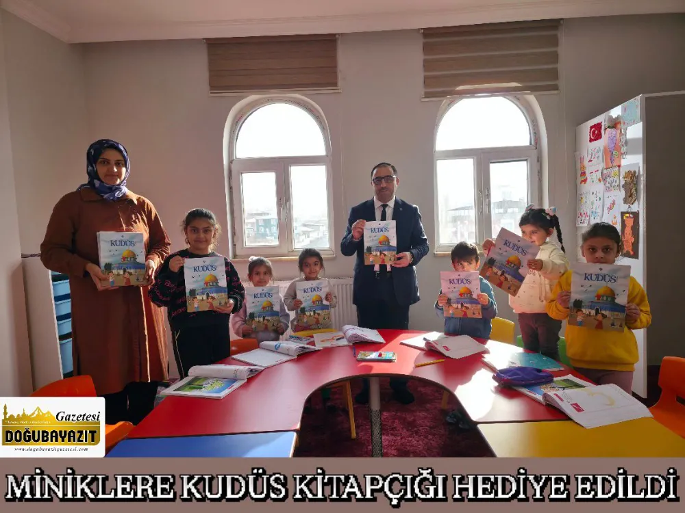 MİNİKLERE KUDÜS KİTAPÇIĞI HEDİYE EDİLDİ