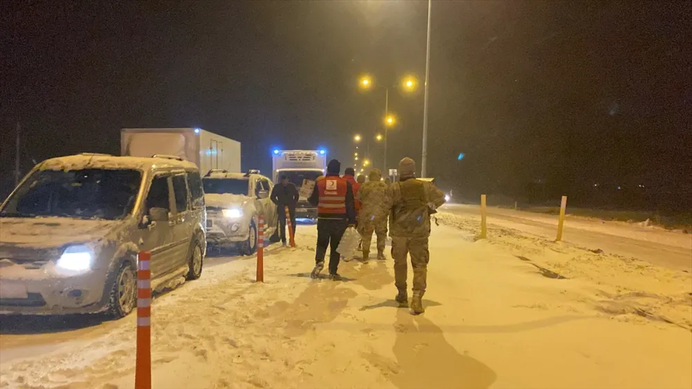 DOĞUBAYAZIT-IĞDIR KARA YOLUNDA MAHSUR KALANLARA TÜRK KIZILAY KUMANYA DAĞITTI