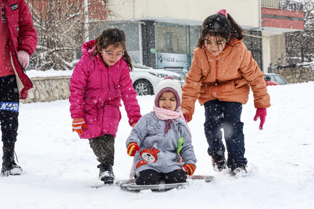 ÇOCUKLAR KARIN TADINI ÇIKARDI