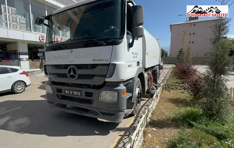 Doğubayazıt Belediyesinin, Süpürge Araçları Gece Gündüz Çalışıyor