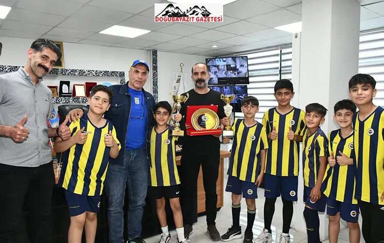 DOĞUBAYAZIT FENERBAHÇE FUTBOL OKULU’NDAN BAŞKAN ALKAN’A ANLAMLI ZİYARET