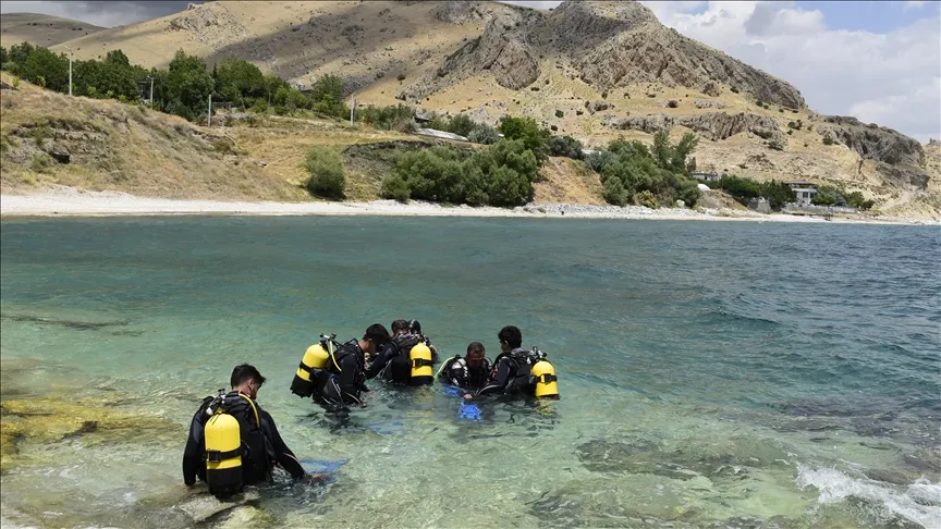 Dalış tutkunları Van Gölü