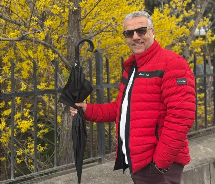 İKİ AY YİRMİ ÜÇ GÜN