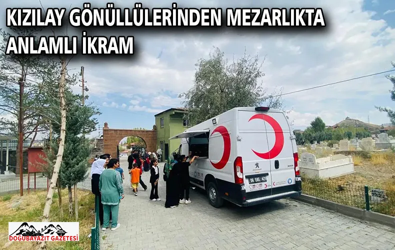 KIZILAY GÖNÜLLÜLERİNDEN MEZARLIKTA ANLAMLI İKRAM
