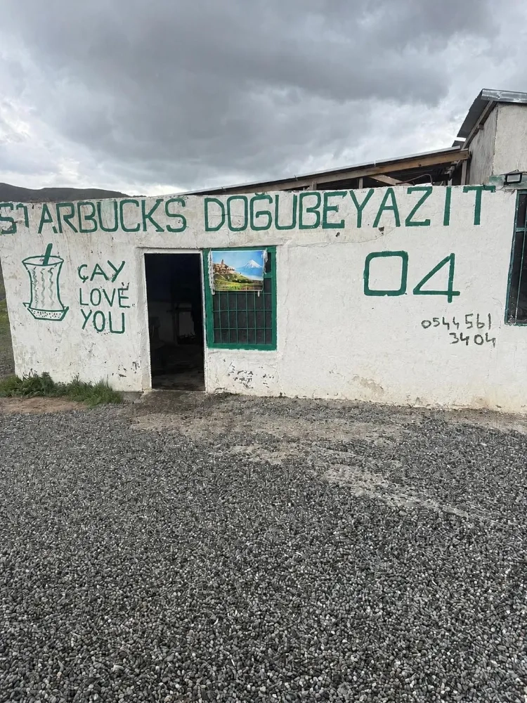 Doğubayazıt-Iğdır Yolu Üstündeki "Starbucks" Ziyaretçi Akınına Uğruyor