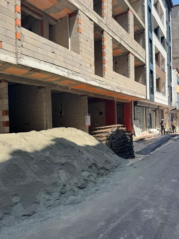 BELEDİYENİN ALIN TERİ ŞANTİYE TOZUNA KARIŞIYOR
