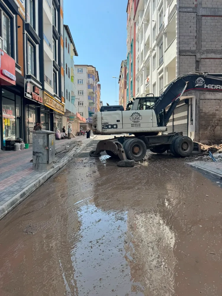 BELEDİYENİN ALIN TERİ ŞANTİYE TOZUNA KARIŞIYOR