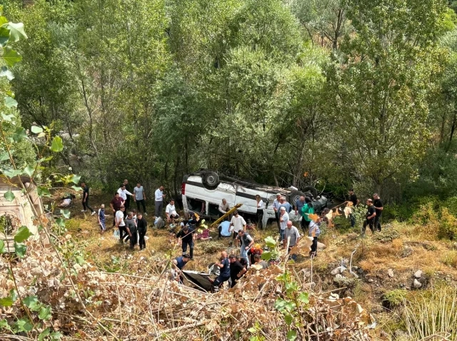 Yolcu minibüsü şarampole devrildi: 4 ölü, 10 yaralı