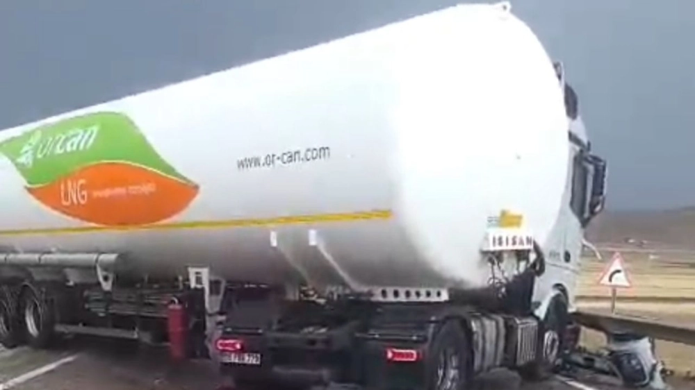 Ağrı-Doğubayazıt Yolunda LPG Yüklü TIR Savruldu